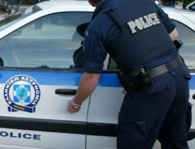 Αλεξάνδρεια Ημαθείας: Άρχισε να «βρέχει» χαρτονομίσματα- Πατέρας και γιος πέταξαν 250.000 ευρώ για να μην συλληφθούν